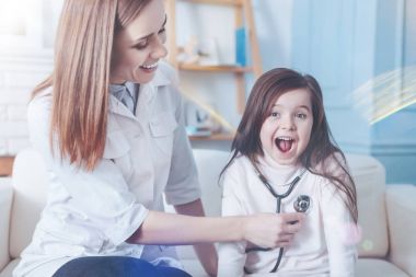 Komik çocuk kameraya surat