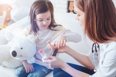 İtaatkâr kız alma tablet doktoru elinden