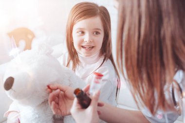 Güzel olan özenli çocuğun doktoru ile konuşmak