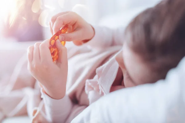 Primer plano de las manos femeninas que mantienen la medicina — Foto de Stock