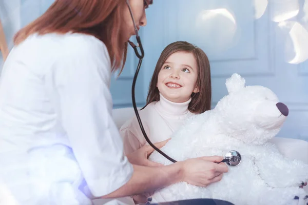 Positieve blij kind naar boven kijken naar verpleegkundige — Stockfoto