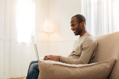 Dizüstü bilgisayarda çalışan adam uyar