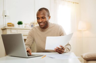 Onun projede çalışan mutlu işadamı