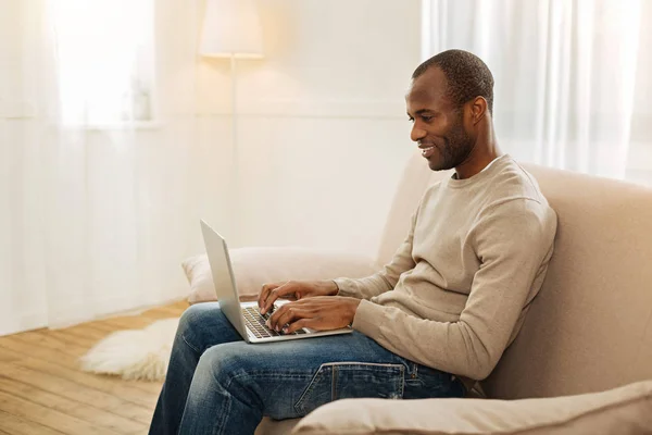 Hombre inspirado trabajando en el portátil — Foto de Stock