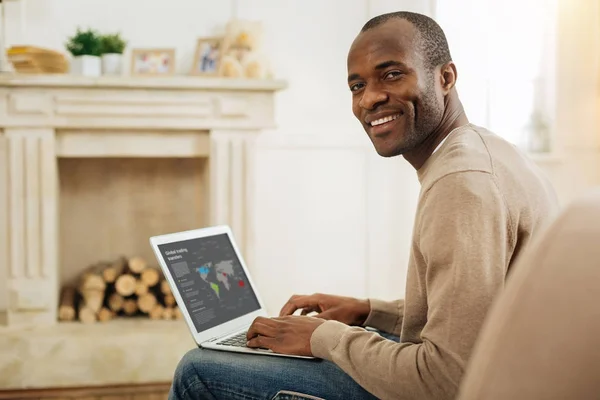 Wachsamer Mann arbeitet zu Hause — Stockfoto