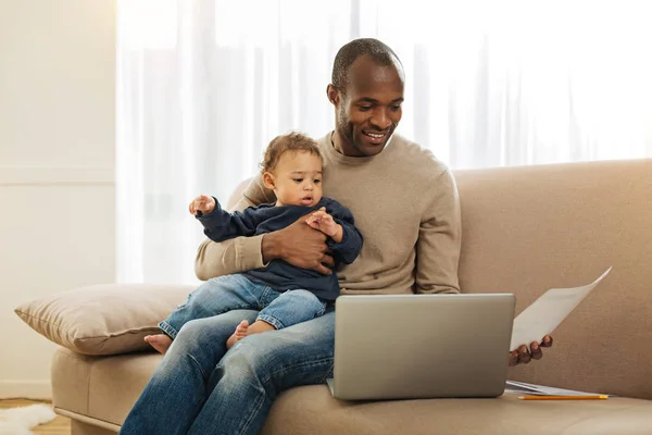 Padre feliz con licencia paterna — Foto de Stock