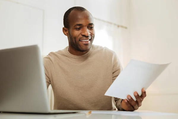 Hombre inspirado trabajando en su startup — Foto de Stock