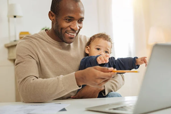 Feliz hombre de negocios trabajando y cuidando niños —  Fotos de Stock