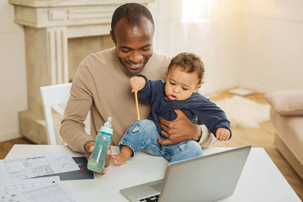 Amoroso papai alimentando seu menino — Fotografia de Stock