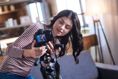 Bir fotoğraf makinesi tripod üzerinde koyarak olumlu güzel kadın