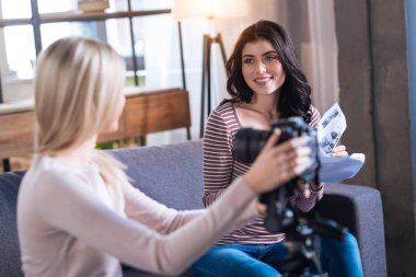 Güzel profesyonel blogcular için bir video hazırlama