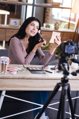 Aynaya bakarak neşeli memnun kadın