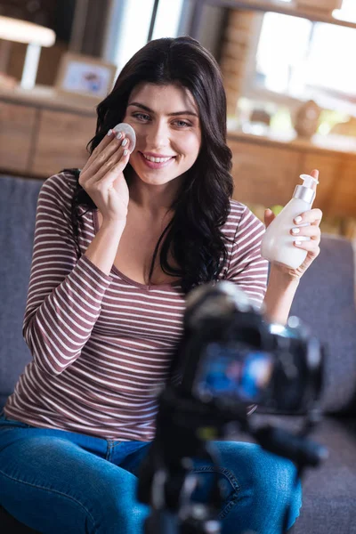 Mujer atractiva feliz presentando productos de belleza — Foto de Stock