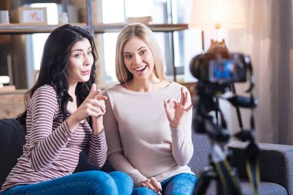 Encantadas mujeres felices mirando a la cámara — Foto de Stock