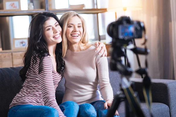 Feliz agradable mujeres abrazándose entre sí — Foto de Stock