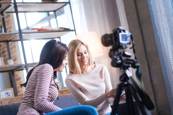 Positif belles femmes se préparant pour la vidéo — Photo