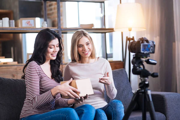 Joyeuses jeunes femmes tenant une boîte — Photo