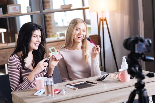 Joyful attraktiva kvinnor som använder kosmetika — Stockfoto