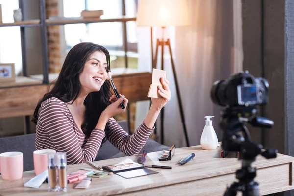 Cheerful attractive woman putting on make up — Stock Photo, Image