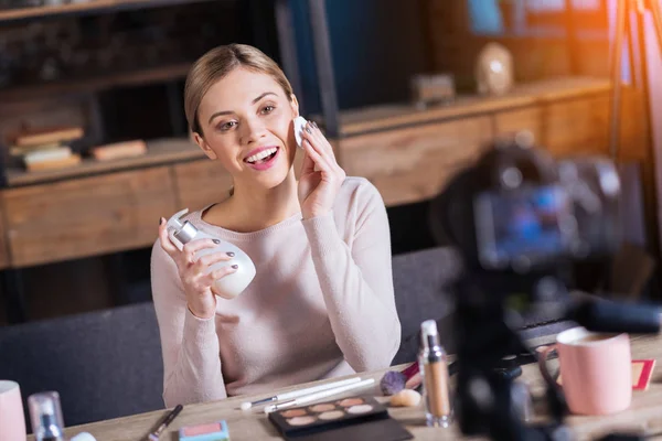 Mujer positiva alegre usando una almohadilla de algodón — Foto de Stock