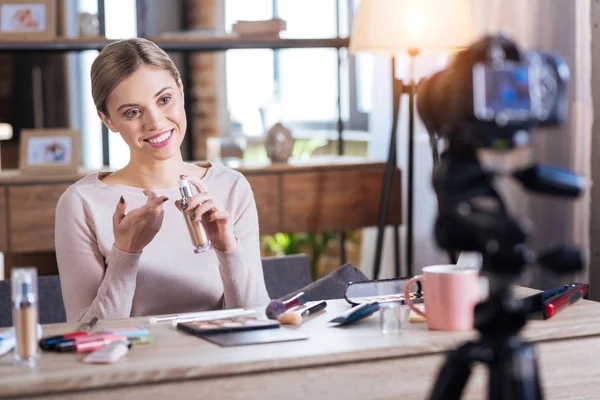 Agradable mujer agradable aplicación de crema de tono — Foto de Stock