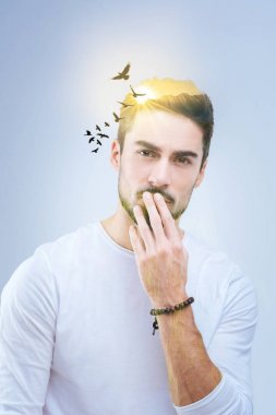 Dudaklarına dokunmadan yakışıklı hoş adam