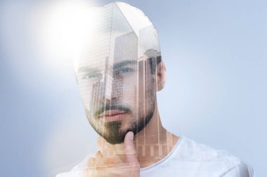 Düşünceli memnun adam çenesini tutarak