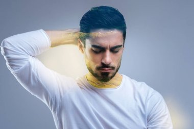 Elini başının arkasında tutarak güzel yakışıklı adam