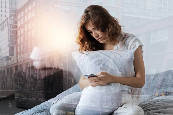 Mujer deprimida mirando su teléfono —  Fotos de Stock