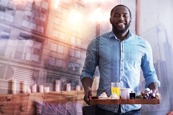 Positiv glad mannen föra frukost — Stockfoto