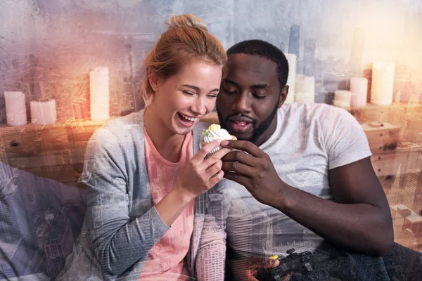 Felice coppia gioiosa guardando il muffin — Foto Stock