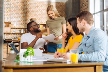 Dört hevesli memnun öğrenciler testi gözden geçirme