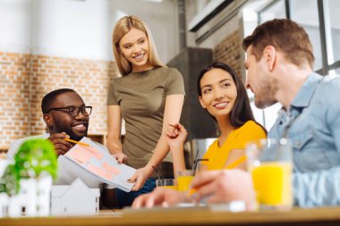 Dört mutlu gelecek vaat eden öğrenciler sunu oluşturma