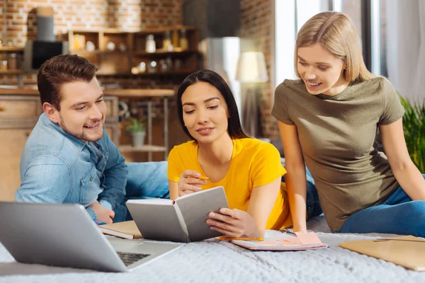 Drie aangename schattig studenten bespreken huiswerk — Stockfoto