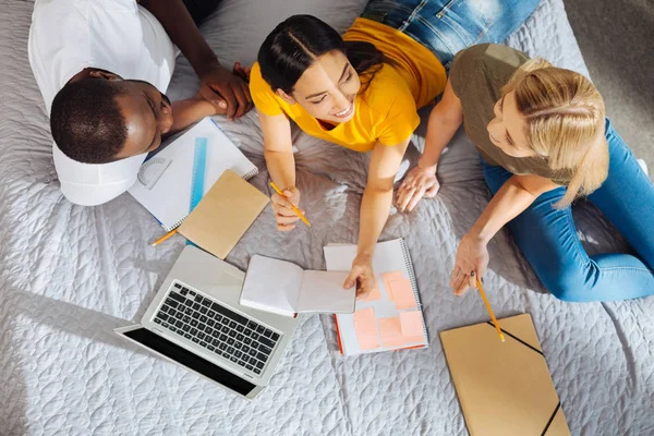 Tiga siswa positif yang bahagia datang dengan ide-ide — Stok Foto