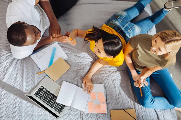 Tres alegres y alegres estudiantes empezando a hacer el proyecto —  Fotos de Stock