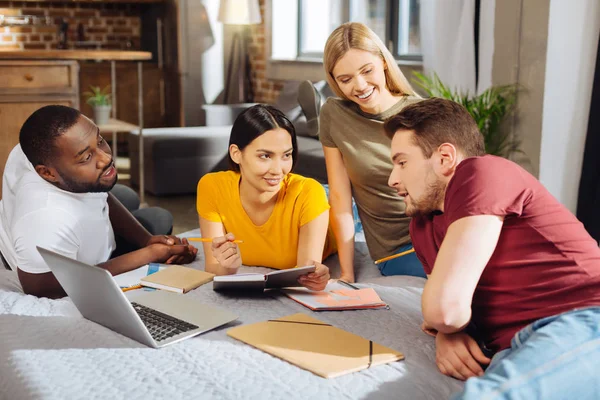 Vier peinzende energetische studenten voorbereiden op klasse — Stockfoto