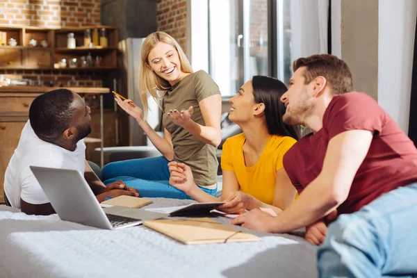 Fyra kraftfulla unga studenter inbjudande enhet — Stockfoto