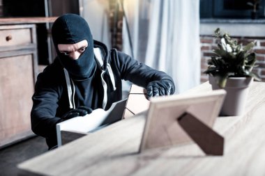 Maskeli hırsız çalmak para tablo