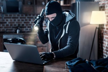 Maskeli hacker bir siber saldırı yapma