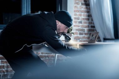 Profesyonel hırsız tablo belgeler için arıyorsunuz