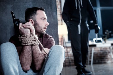 Gergin adam hırsız gizleme