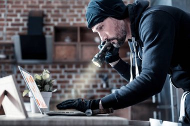 Profesyonel hacker siber saldırı yapılıyor