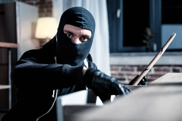 Maskeli hırsız hırsızlık yapılıyor — Stok fotoğraf