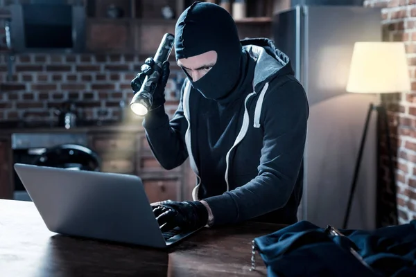 Gemaskerde hacker waardoor een cyber-aanval — Stockfoto