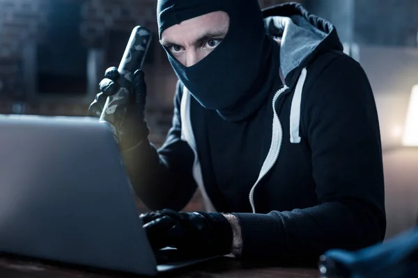Hacker de computador profissional roubando dados — Fotografia de Stock