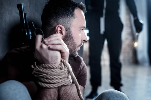 Geschokt man met zijn handen en voeten gebonden uit een Rover verbergen — Stockfoto