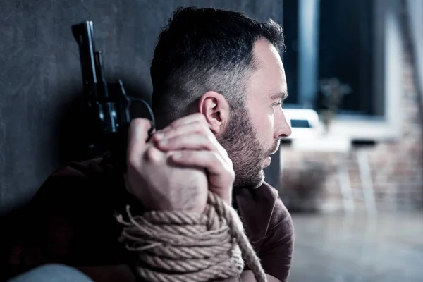 Homem intimidado que se esconde do ladrão — Fotografia de Stock