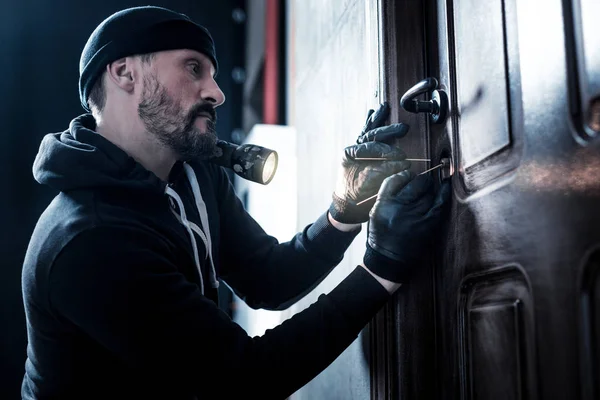 プロの強盗がドアのロックを解除 — ストック写真