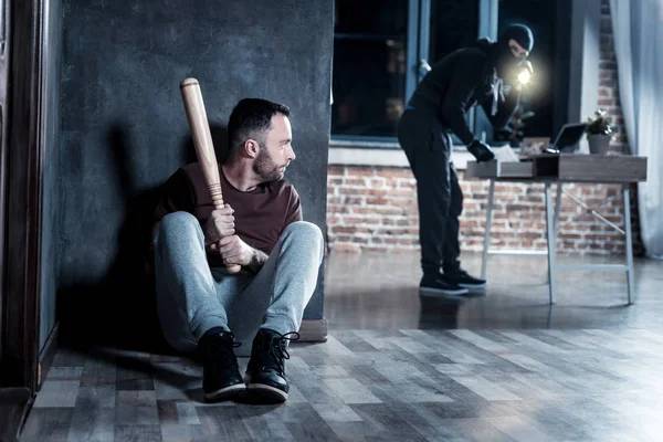 Verängstigter Mann versteckt sich mit Stock — Stockfoto